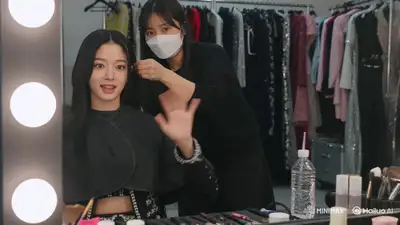 Backstage-K-Pop-Umkleide-Vlog mit Frisurenstyling
