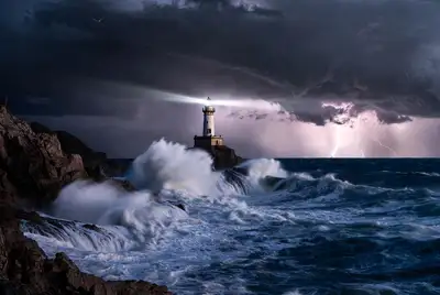 Farol erguido contra uma dramática paisagem marinha tempestuosa