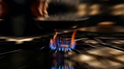 The Flame Chef 10场景电影级烹饪影片提示