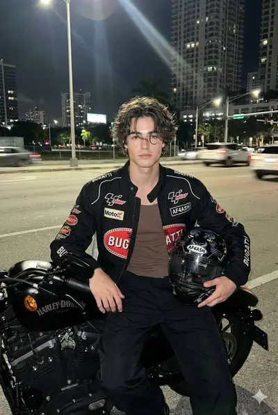 Portrait nocturne à moto avec remplacement de visage
