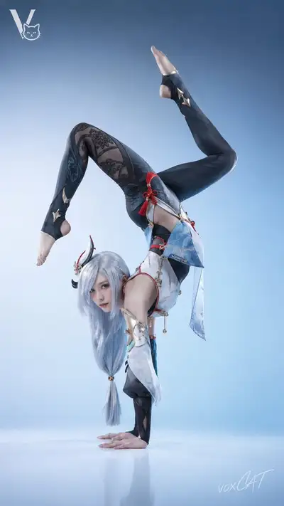 コントーションハンドスタンドのエディトリアルコスプレポートレート