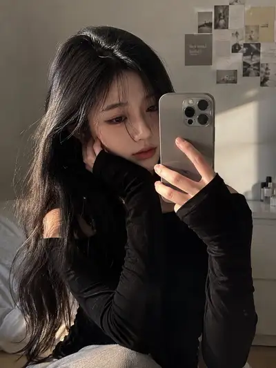 Ultra-Realistic Smartphone Mirror Selfie Prompt