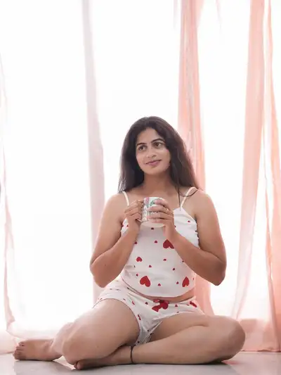 Fotorealistisches Porträt einer Frau mit Kaffeetasse