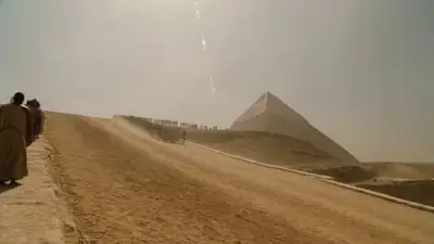 DV-Camcorder-Aufnahmen der frühen 2000er vom Bau der Großen Pyramide (Seedance 2.0)