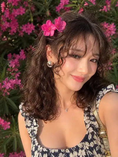 ゴールデンアワーの庭でのポートレートプロンプト：ピンクの花とカールヘア
