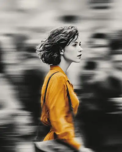 Portrait de rue en couleur sélective avec manteau jaune moutarde