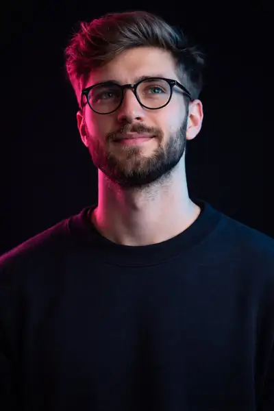 Portrait en studio avec éclairage bicolore magenta et cyan