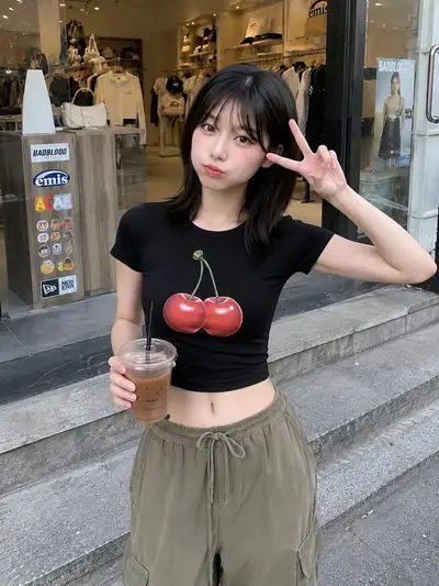 ブティックにいる日本人女性の超リアルなスマートフォン写真