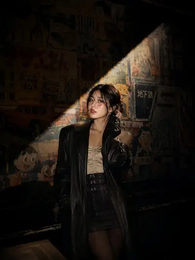 Neo-Noir-Rolltreppenporträt in einem japanischen Unterhaltungskomplex