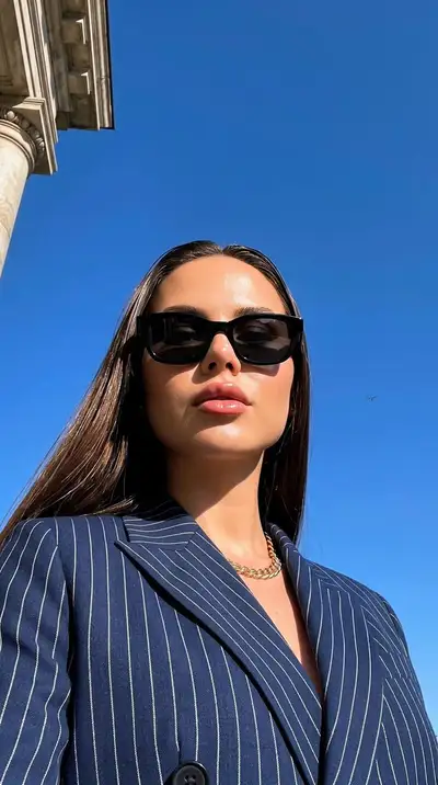 Luxus-Modeeditorial-Porträt aus niedrigem Winkel vor blauem Himmel