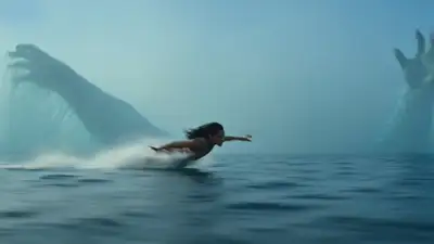 波浪飞溅的贴海竞速动作视频提示词