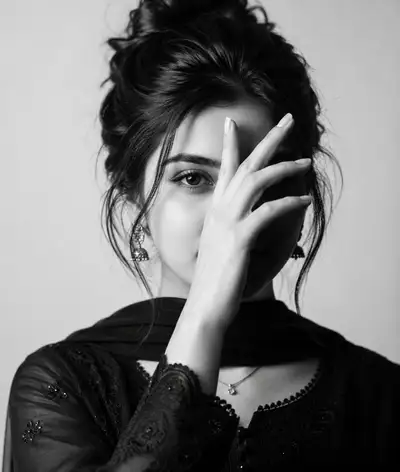 Portrait en noir et blanc au regard perçant