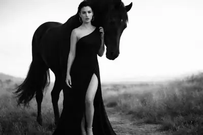 Prompt de foto de moda monocromática con caballo como compañero