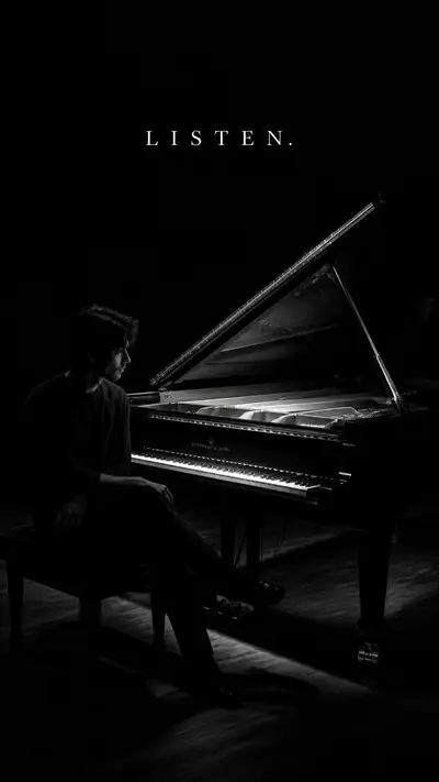 Fotografía editorial minimalista de piano de cola con la palabra ESCUCHA