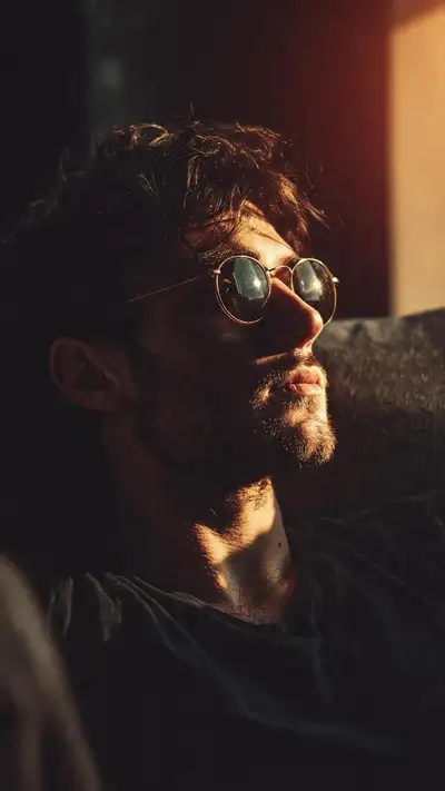 Nachdenkliches Männerporträt mit verspiegelter Sonnenbrille