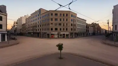 Zeitraffer einer Stadtkreuzung, vom Feldweg zu modernen Elektroautos