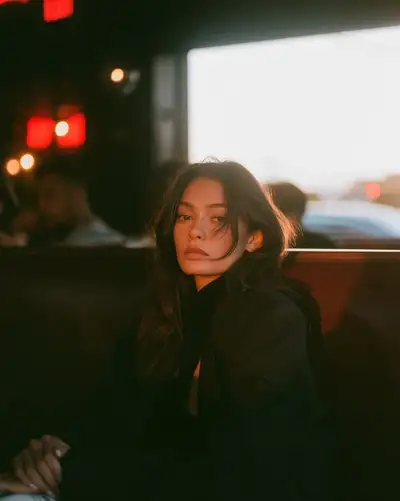 Retrato cinematográfico de uma mulher em um diner na hora dourada