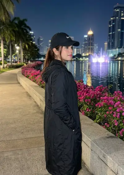 Retrato fotorrealista de athleisure con horizonte nocturno