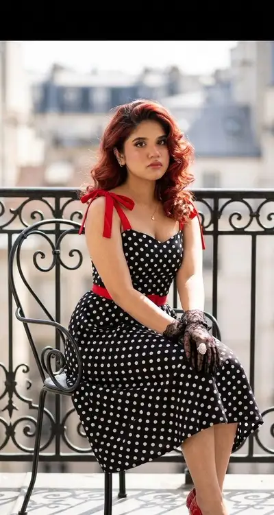 Vintage-Balkon-Glamour-Porträt: gepunkteter Pariser-Chic-Prompt