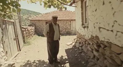Prompt de vídeo em estilo documentário de vila turca dos anos 1980