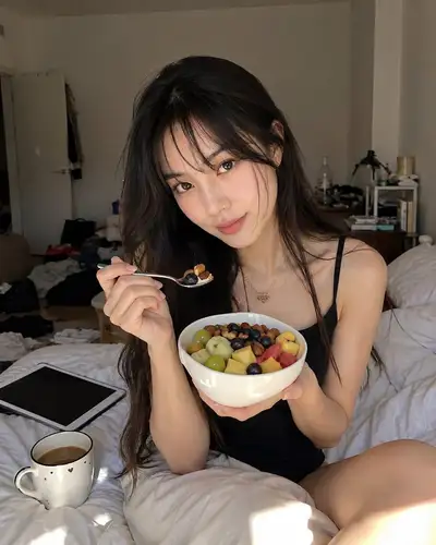 玻璃肌与紫色LED灯光的超写实美妆肖像