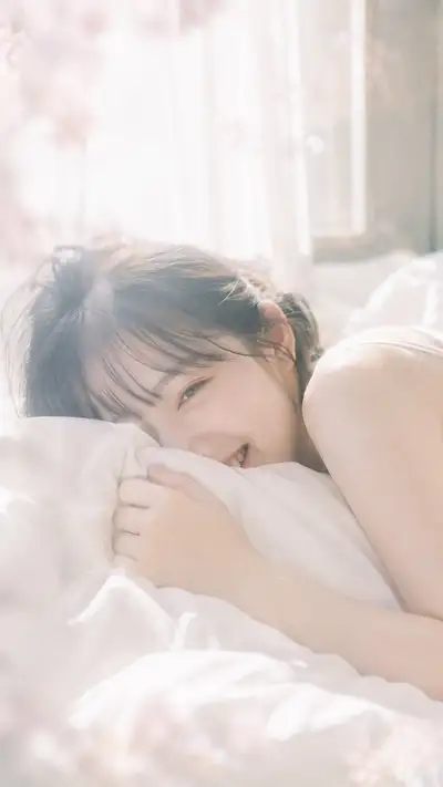 ベッドでの恥じらう朝の笑いを捉えた柔らかな日本映画風写真