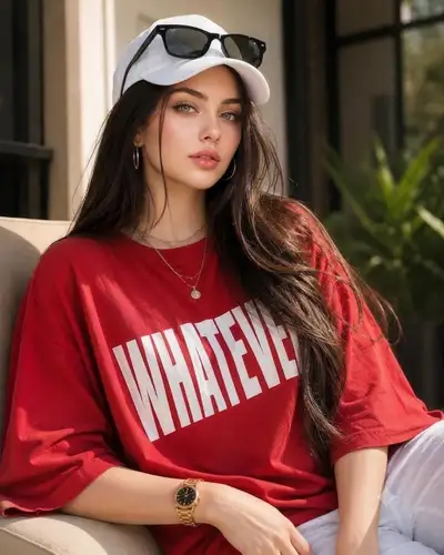 Retrato editorial com camiseta gráfica marcante 'WHATEVER', Nano Banana Pro