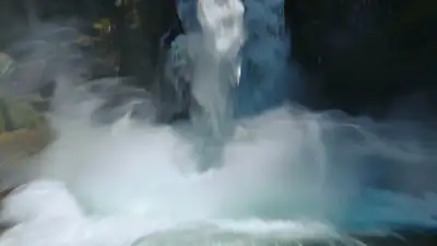 奔腾瀑布帘幕，环绕运镜与变速俯冲