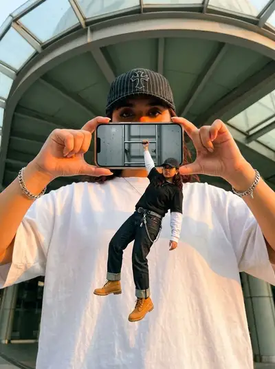 Surreales Out-of-Bounds Street-Style-Foto