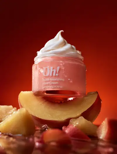 Peach hand-cream macro product shot (Chinese)