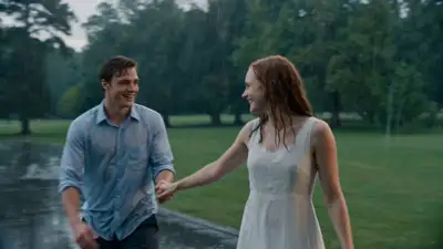 Couple romantique marchant sous la pluie dans un parc, en plan continu