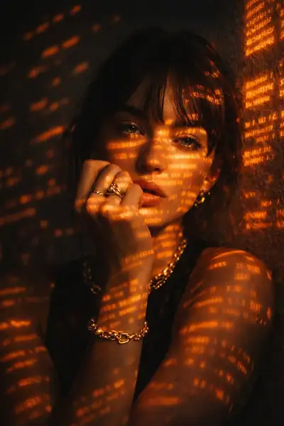 Retrato cinematográfico de clave baja con mapeo de luz de texto