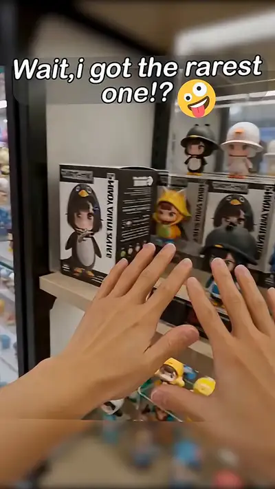 Photo d'unboxing de figurine en combinaison pingouin façon anime