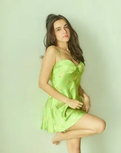 Retrato con vestido slip de satén floral verde lima, rostro fijado
