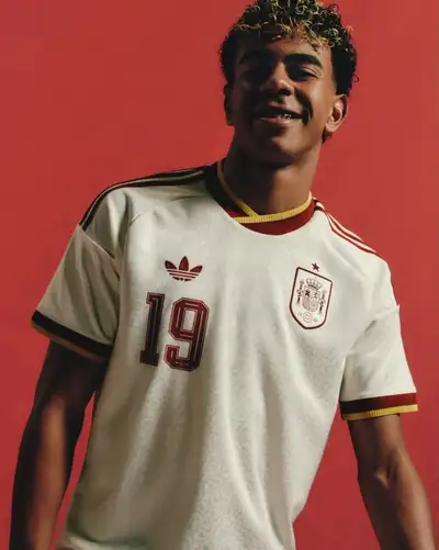 レトロなサッカーユニフォームのポートレート、写真＋イラストプロンプト（GPT Image 2）