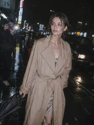 Tokio-Regenstraßen-Paparazzi-Foto im minimalistischen Prada-Stil