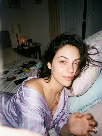 Selfie spontané façon appareil jetable des années 90 au lit en pyjama satiné