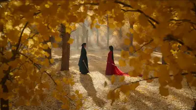 Duelo de espadas wuxia cinematográfico entre un espadachín de túnica negra y uno de túnica roja