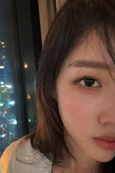 Ultra-Realistic Smartphone Selfie Portrait Prompt