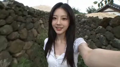 Flip-Cam-Vlog-Prompt der späten 2000er in einem koreanischen Dorf