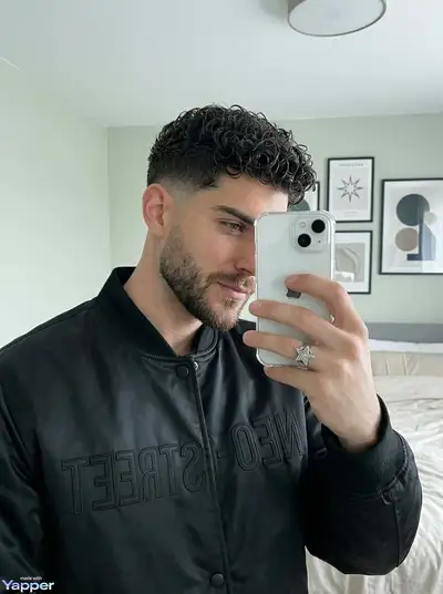 Streetwear Mirror Selfie Prompt