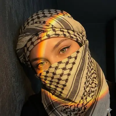 Geheimnisvolles Selfie-Porträt mit Kufiya-Turban im warmen Licht