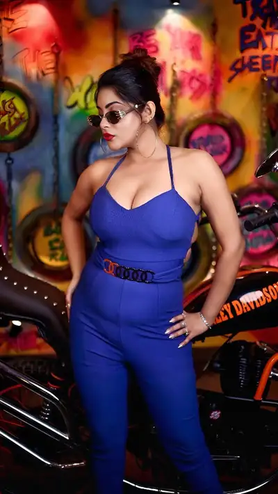 Fotorealistisches Porträt einer Frau mit Harley-Davidson