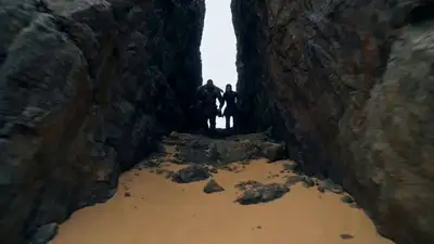 Viking duo vs Mechanical Sand-Worm in Desert Ruins