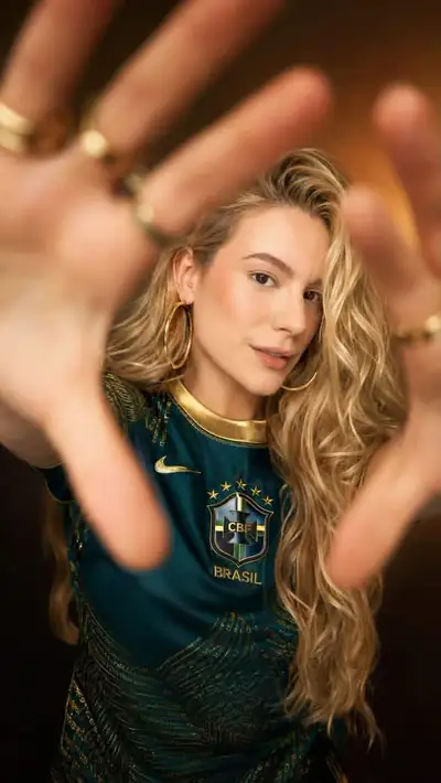 Modeporträt im Brasilien-Trikot mit Herz-Handrahmen