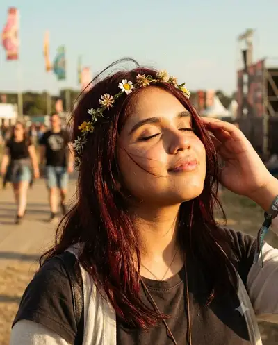 Portrait de festival avec couronne de fleurs