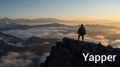 Einsamer Abenteurer auf einer Bergklippe bei Sonnenaufgang