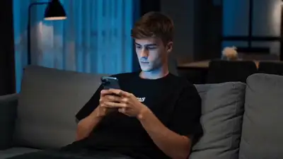 Surreale Pizza, die aus einem Telefon hervorgeht - Cinematic Video Prompt