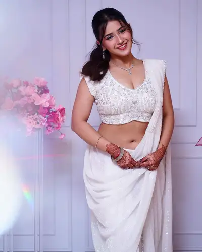 Retrato fotorrealista de una mujer con lehenga nupcial marfil
