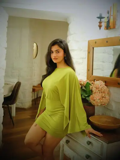 Retrato fotorrealista de una mujer con vestido corto verde lima